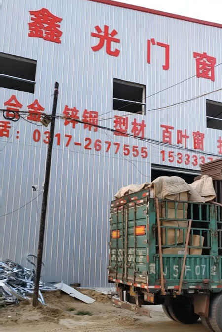 锌钢百叶窗装车完毕，等待出发